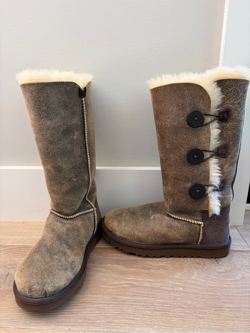 UGG Bailey Button Triplet Bomber Boot (Style 3049) winter cozy 7 NWOT condition